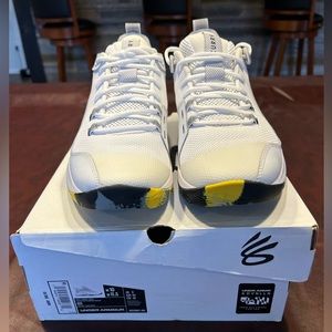 Curry 3z5 brand new!! Mens size 10!